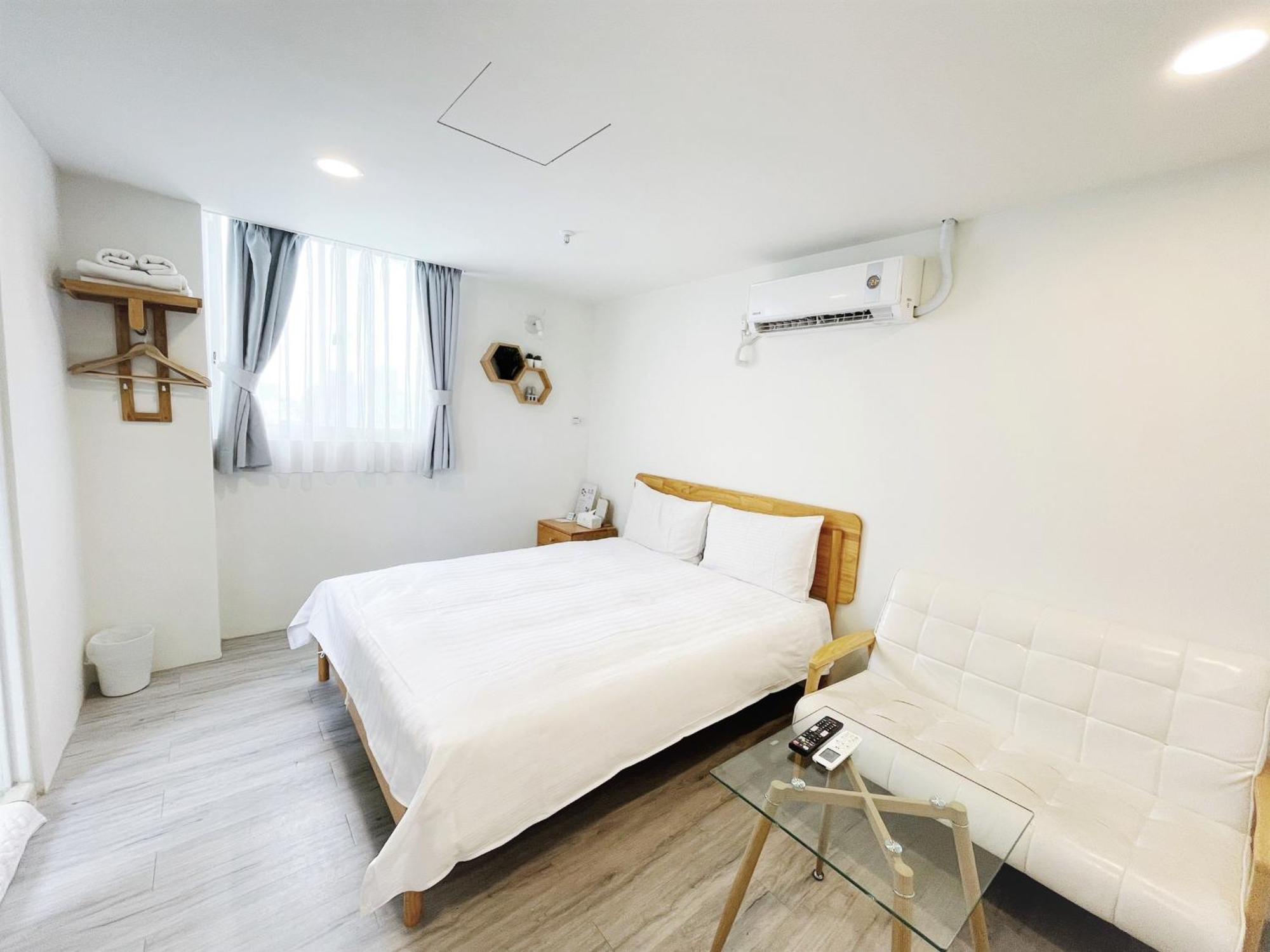 See U Apartment Tainan Bagian luar foto