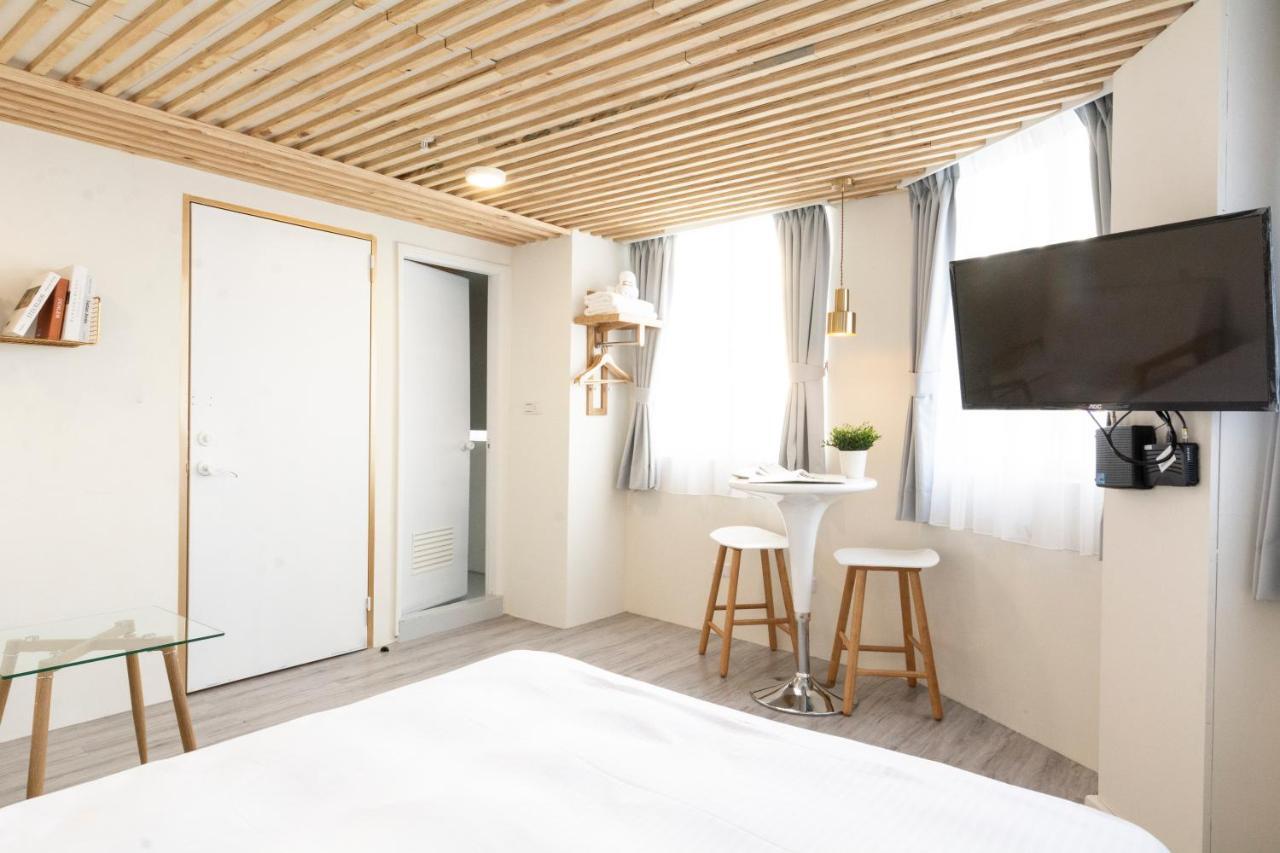 See U Apartment Tainan Bagian luar foto