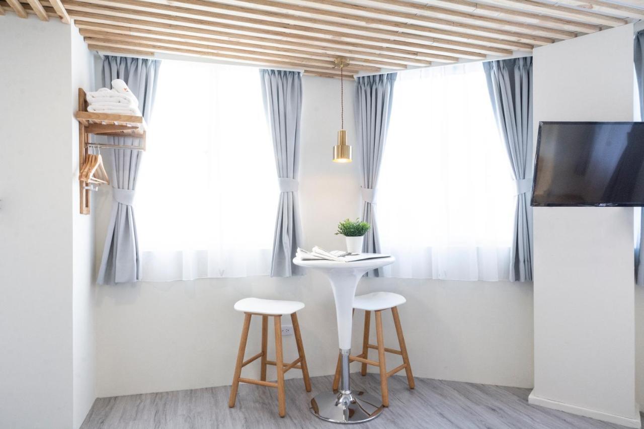 See U Apartment Tainan Bagian luar foto
