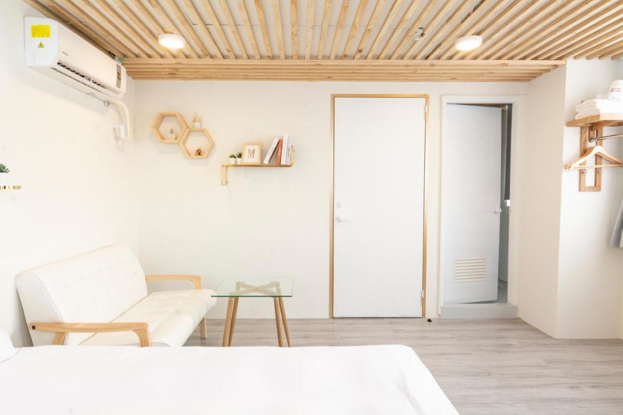 See U Apartment Tainan Bagian luar foto