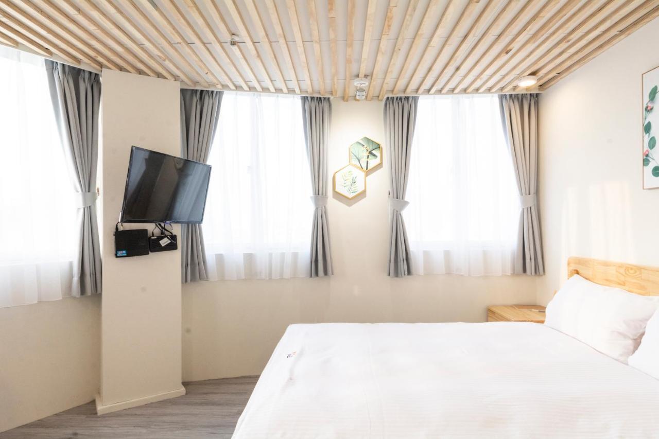 See U Apartment Tainan Bagian luar foto
